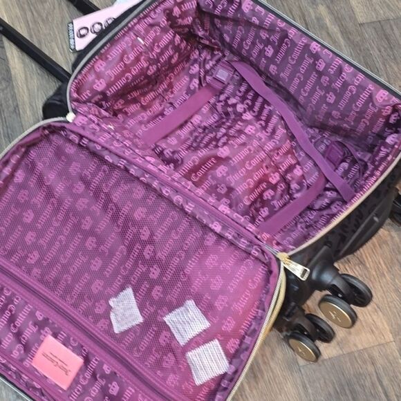 Juicy Couture Glam Gold Juicy Logo Soft Side Expandable Spinner Carry-On Luggage - Picture 7 of 10